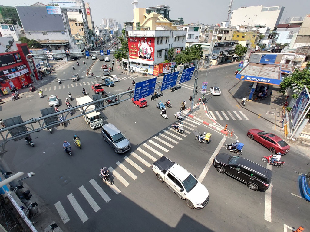 Kỹ năng lái xe an toàn: Kinh nghiệm lái xe khi qua giao lộ