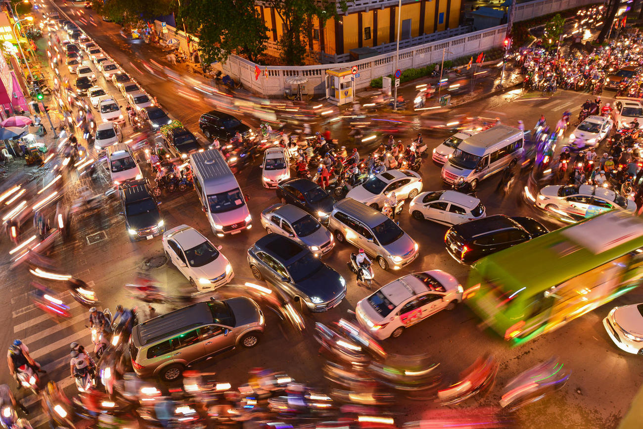 Kỹ năng lái xe an toàn: Kinh nghiệm lái xe khi qua giao lộ