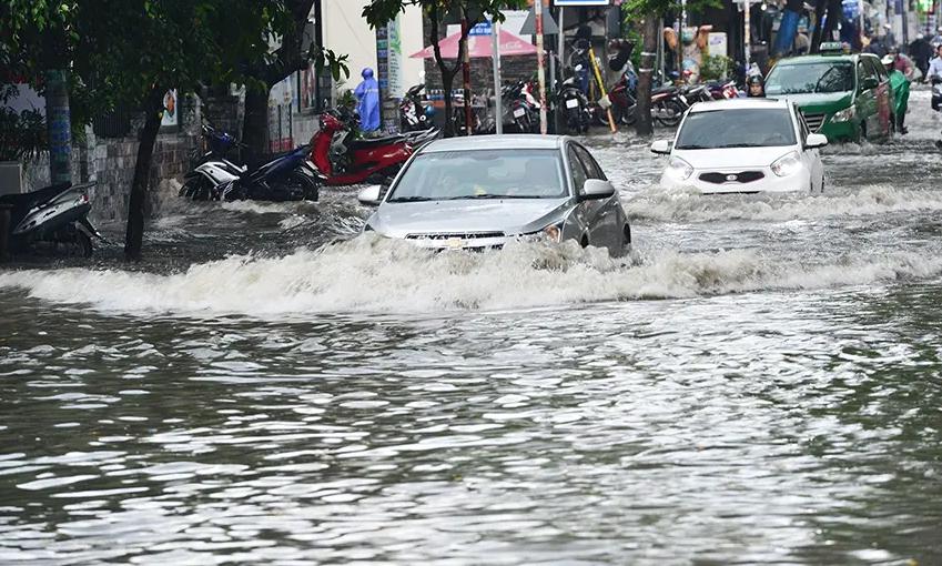Cách lái xe ô tô qua đường ngập, xử lý xe bị ngập nước chết máy